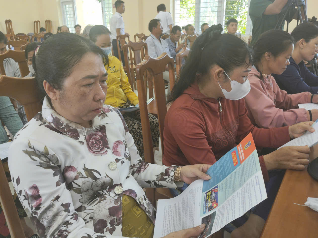 Cảnh sát biển trao cờ Tổ quốc và tặng quà cho ngư dân Đồng Tháp- Ảnh 12. Cảnh sát biển trao cờ Tổ quốc và tặng quà cho ngư dân Đồng Tháp- Ảnh 12.