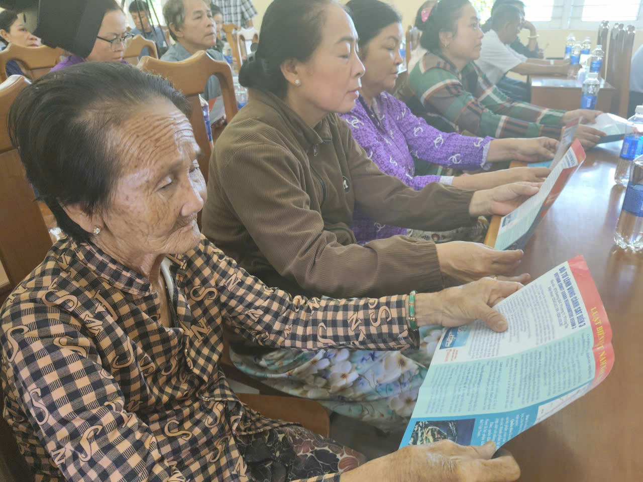 Cảnh sát biển trao cờ Tổ quốc và tặng quà cho ngư dân Đồng Tháp- Ảnh 14. Cảnh sát biển trao cờ Tổ quốc và tặng quà cho ngư dân Đồng Tháp- Ảnh 14.