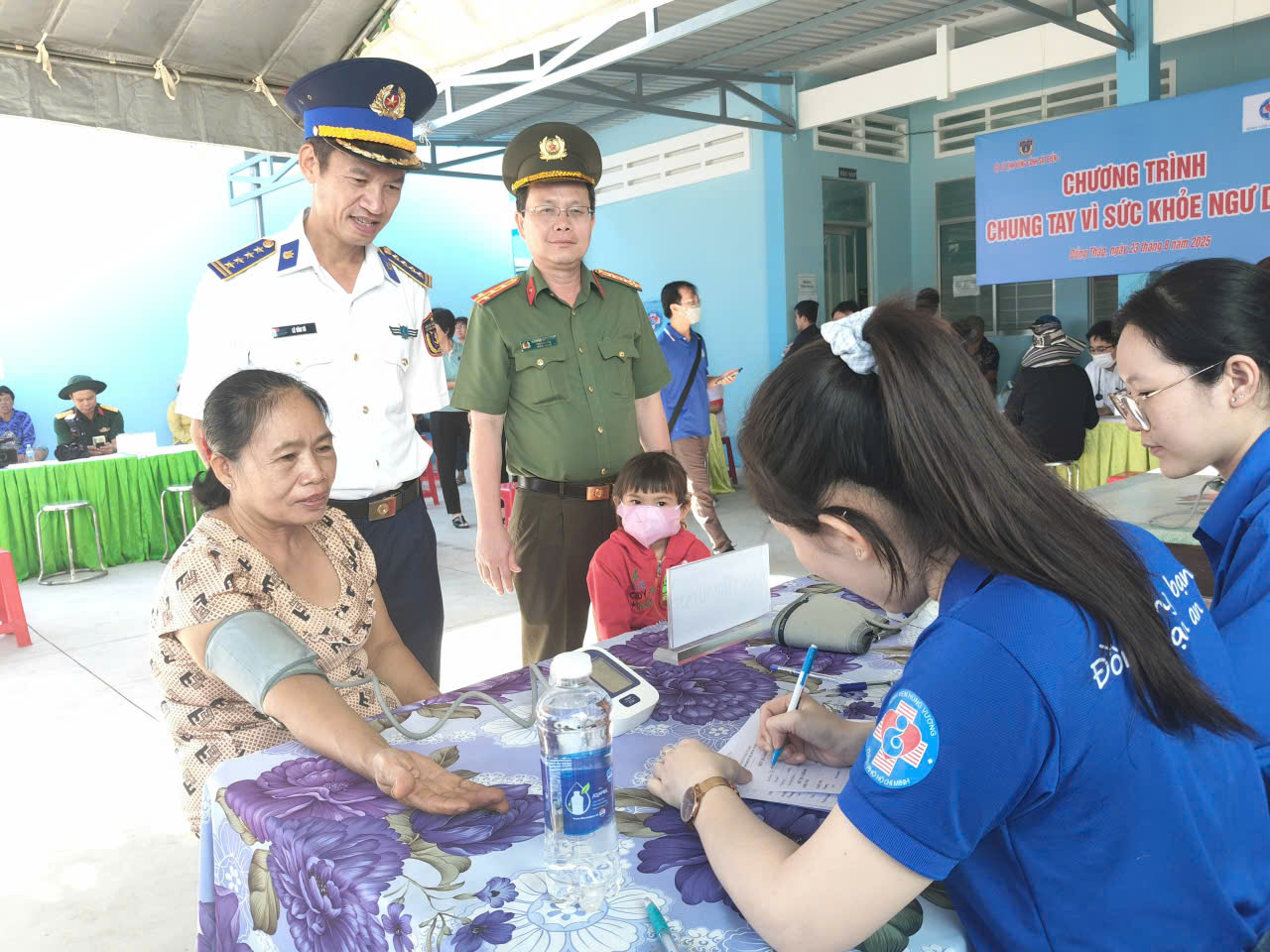 Cảnh sát biển trao cờ Tổ quốc và tặng quà cho ngư dân Đồng Tháp- Ảnh 19. Cảnh sát biển trao cờ Tổ quốc và tặng quà cho ngư dân Đồng Tháp- Ảnh 19.