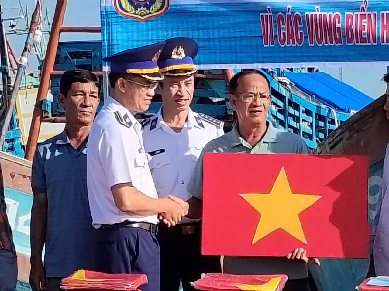 Cảnh sát biển trao cờ Tổ quốc và tặng quà cho ngư dân Đồng Tháp- Ảnh 4. Cảnh sát biển trao cờ Tổ quốc và tặng quà cho ngư dân Đồng Tháp- Ảnh 4.