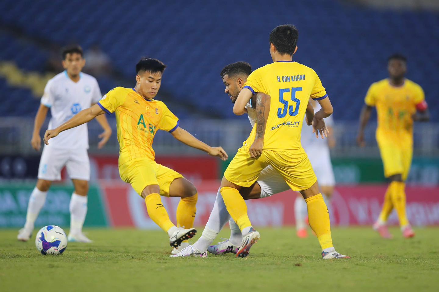 „Zemětřesení“ na stadionu Vinh - Foto 4.