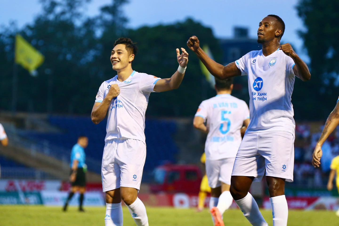 „Zemětřesení“ na stadionu Vinh - Foto 2.