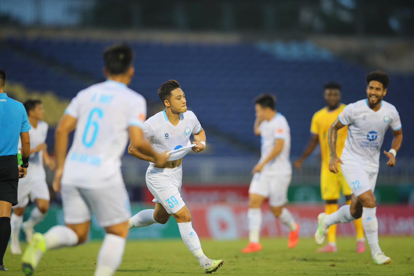 „Zemětřesení“ na stadionu Vinh - Foto 1.