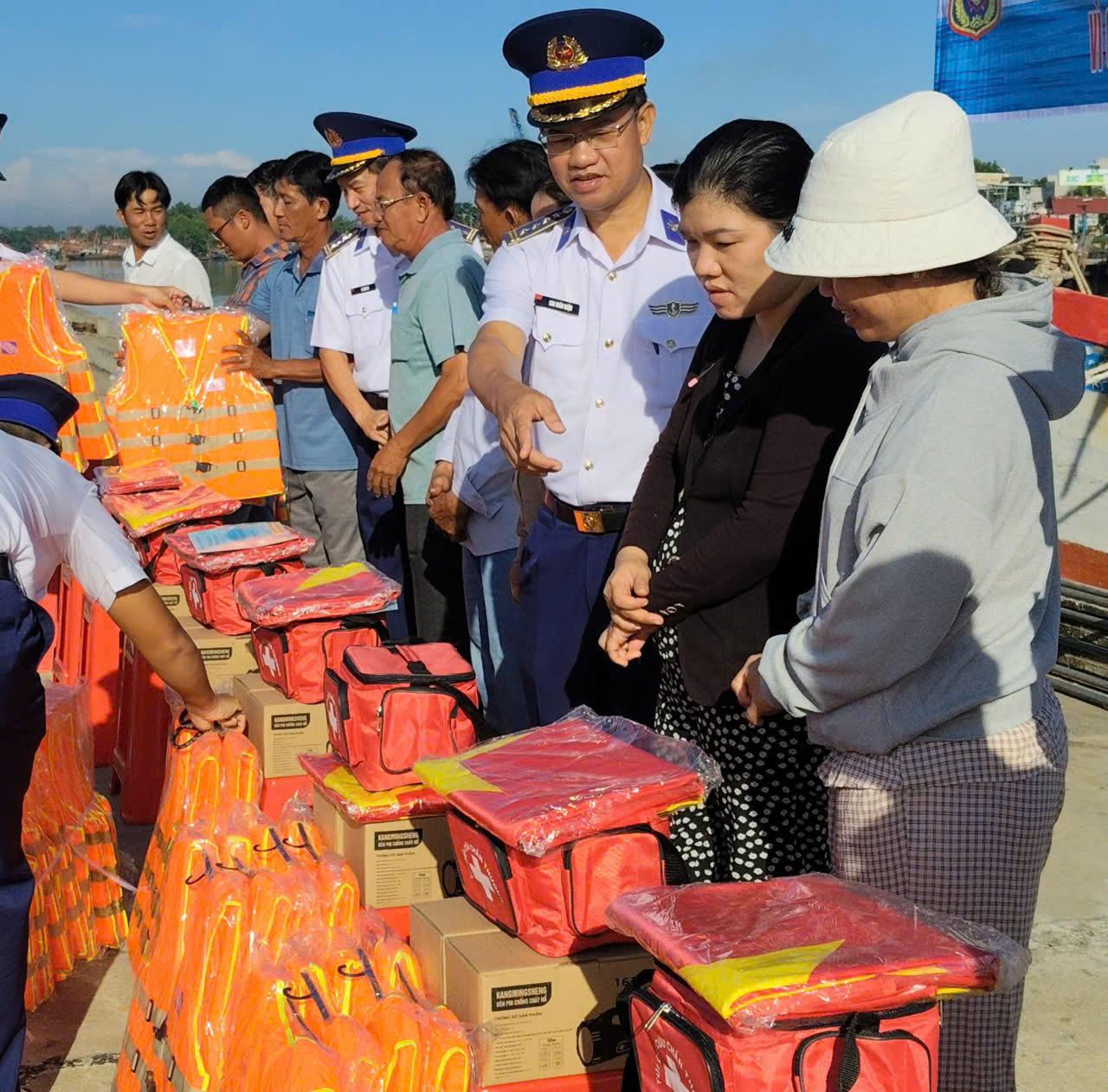 Cảnh sát biển trao cờ Tổ quốc và tặng quà cho ngư dân Đồng Tháp- Ảnh 6. Cảnh sát biển trao cờ Tổ quốc và tặng quà cho ngư dân Đồng Tháp- Ảnh 6.
