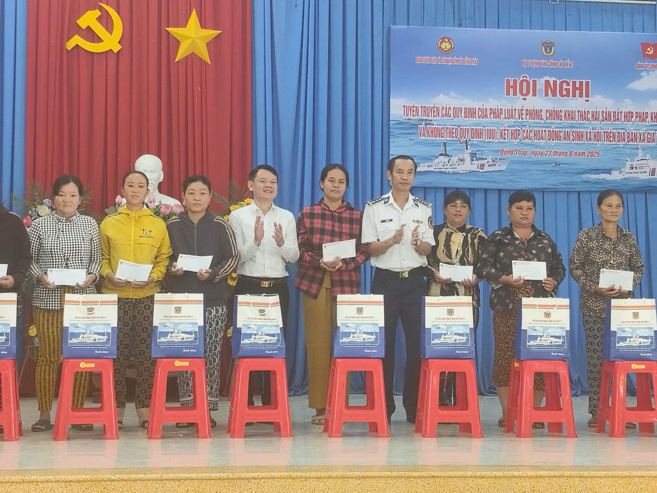 Cảnh sát biển trao cờ Tổ quốc và tặng quà cho ngư dân Đồng Tháp- Ảnh 7. Cảnh sát biển trao cờ Tổ quốc và tặng quà cho ngư dân Đồng Tháp- Ảnh 7.