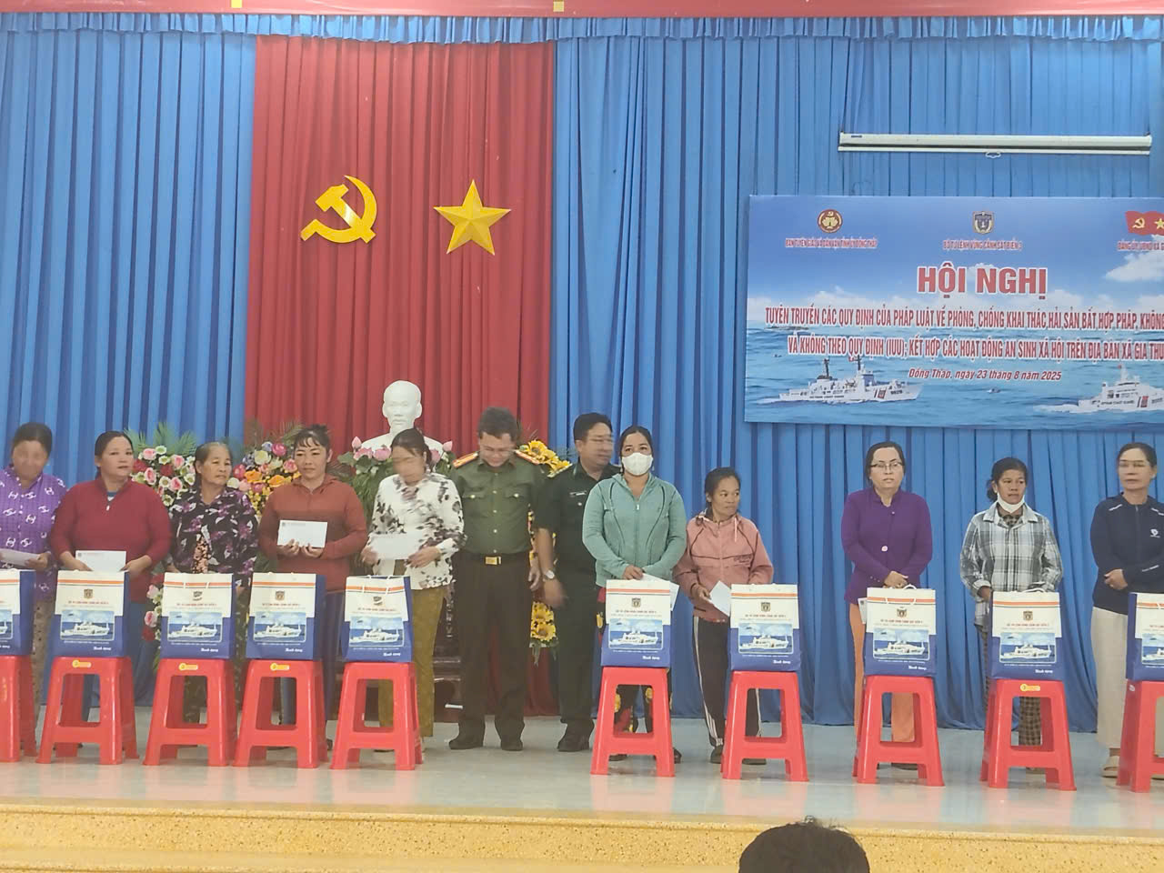 Cảnh sát biển trao cờ Tổ quốc và tặng quà cho ngư dân Đồng Tháp- Ảnh 8. Cảnh sát biển trao cờ Tổ quốc và tặng quà cho ngư dân Đồng Tháp- Ảnh 8.