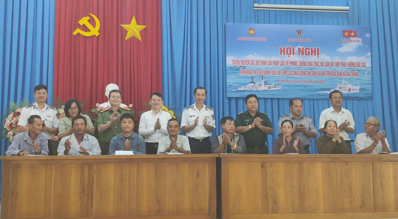 Cảnh sát biển trao cờ Tổ quốc và tặng quà cho ngư dân Đồng Tháp- Ảnh 9. Cảnh sát biển trao cờ Tổ quốc và tặng quà cho ngư dân Đồng Tháp- Ảnh 9.