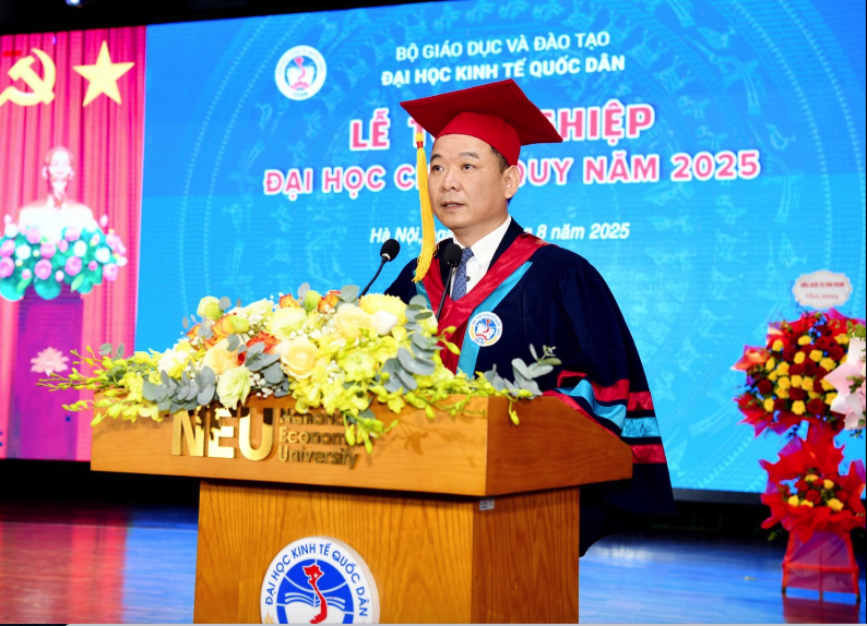 Lebih dari 50% mahasiswa Universitas Ekonomi Nasional lulus dengan hasil yang sangat baik - Foto 1. Hơn 50% sinh viên ĐH Kinh tế Quốc dân tốt nghiệp loại xuất sắc- Ảnh 1.