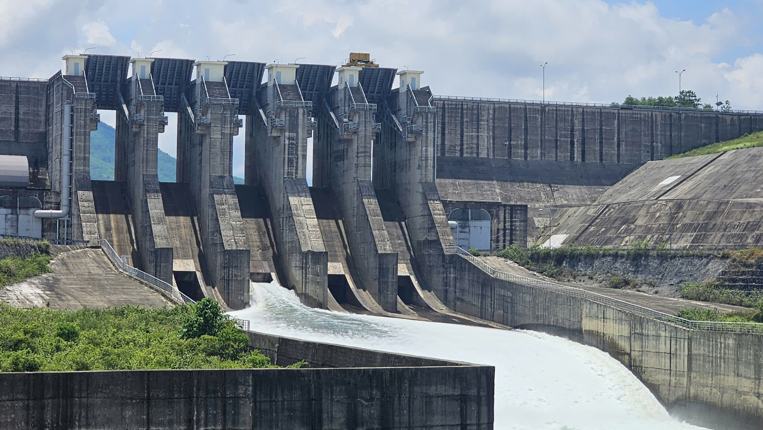 Huế cấm biển, khẩn trương thu hoạch lúa trước khi bão số 5 đổ bộ- Ảnh 5.