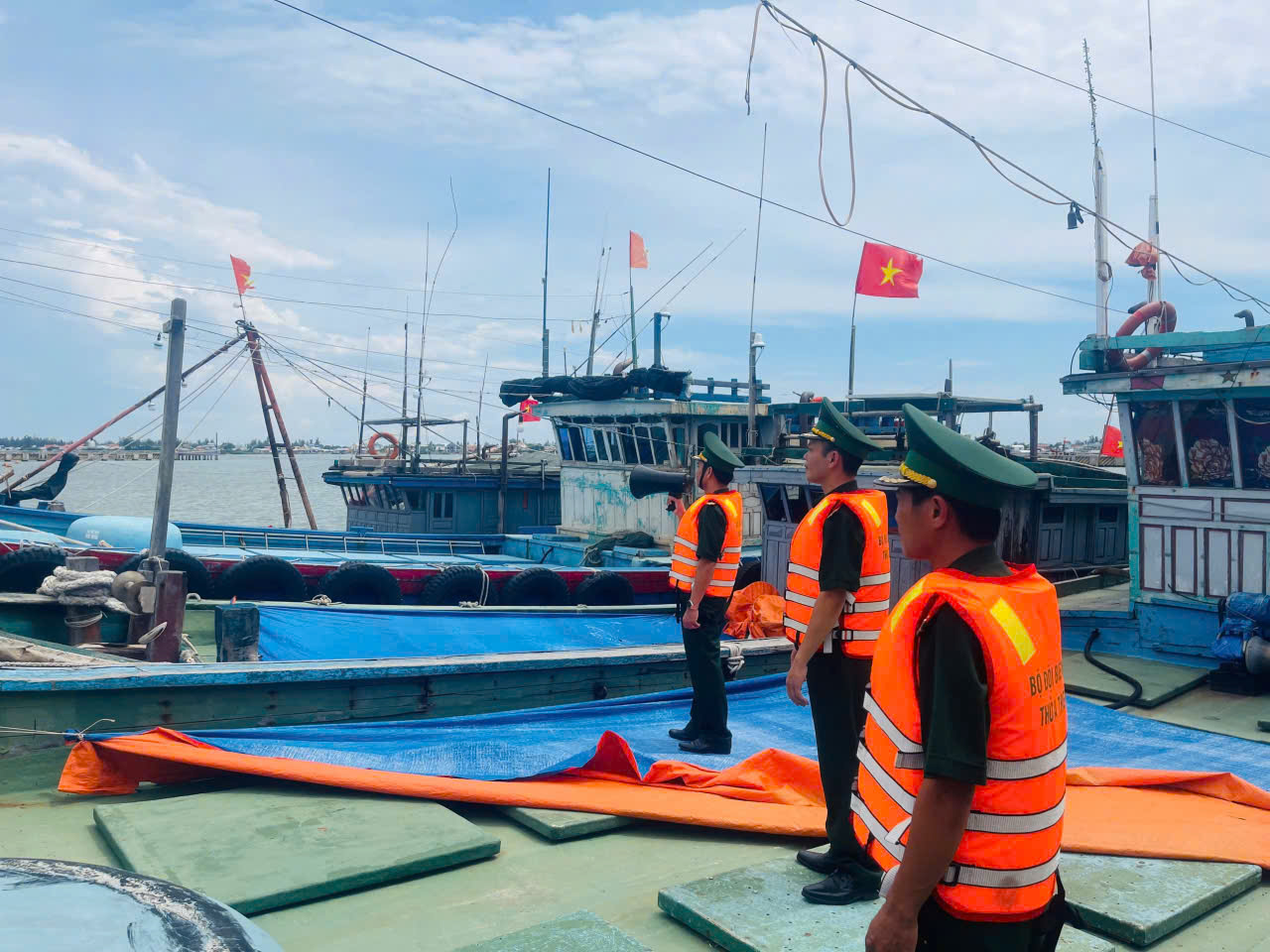 Huế cấm biển, khẩn trương thu hoạch lúa trước khi bão số 5 đổ bộ- Ảnh 1.