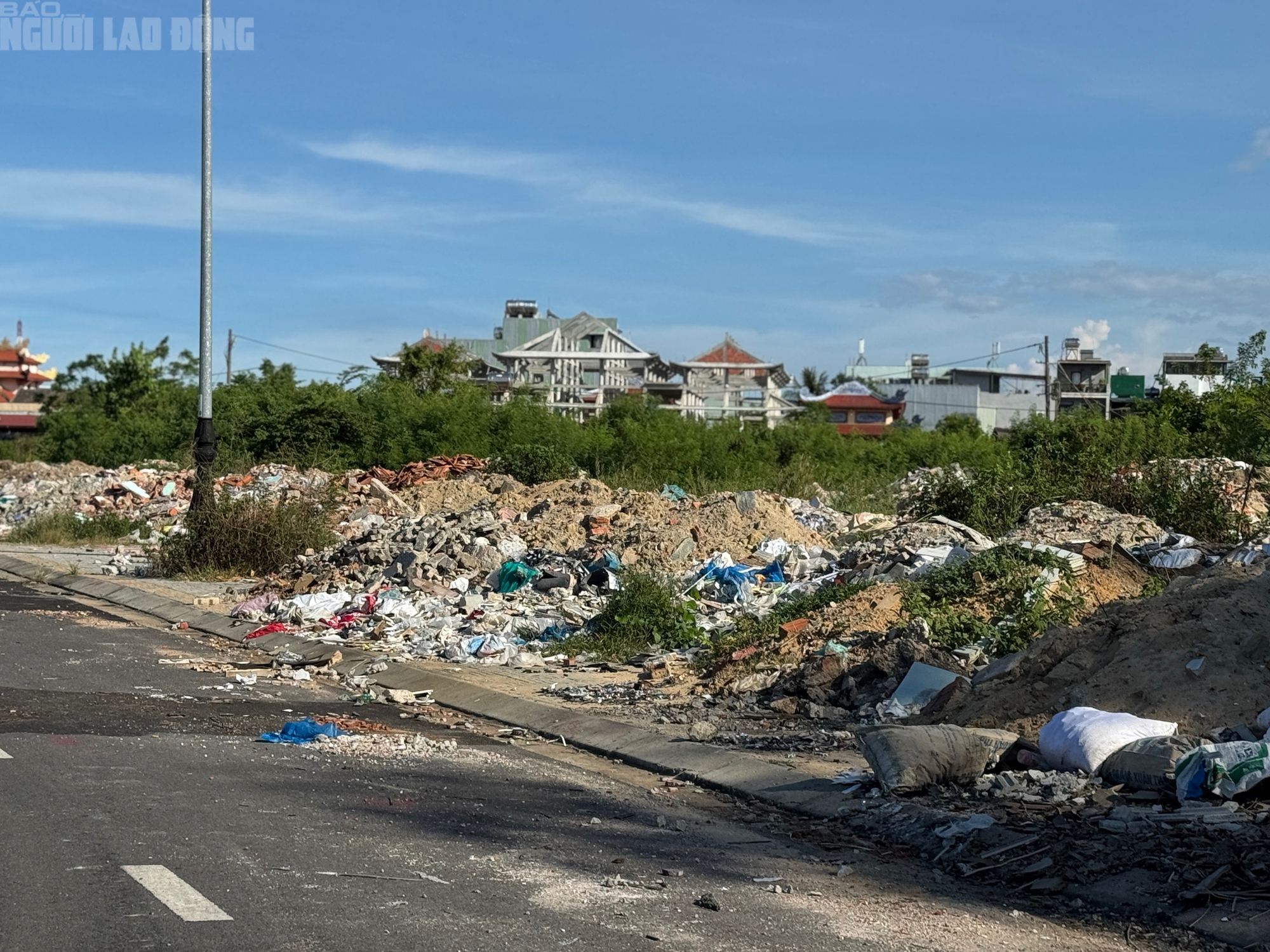 Rác thải, xà bần bủa vây khu dân cư ở phường Hoà Khánh, người dân than trời
- Ảnh 2. Rác thải, xà bần bủa vây khu dân cư ở phường Hoà Khánh, người dân than trời
- Ảnh 2.