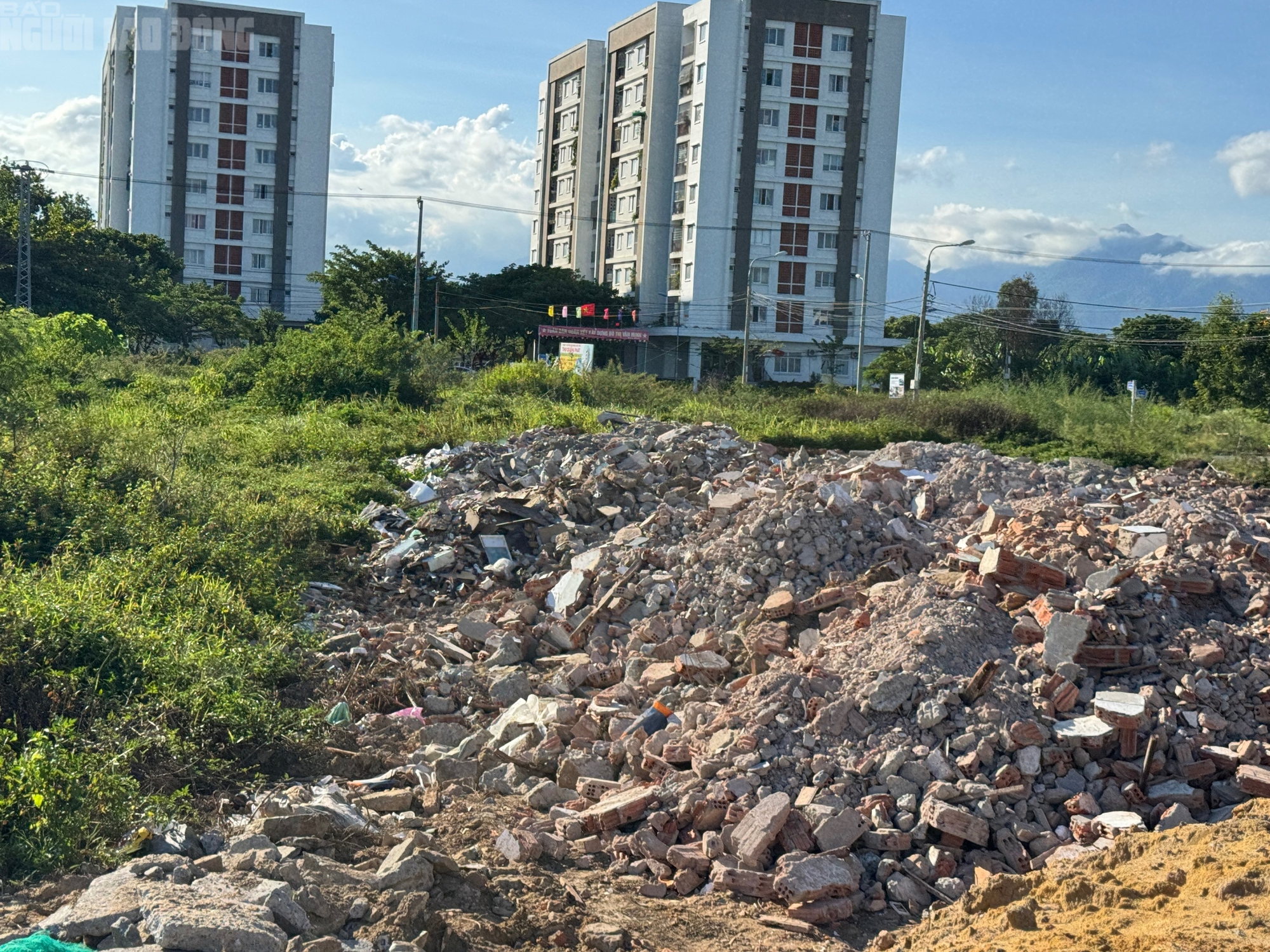 Rác thải, xà bần bủa vây khu dân cư ở phường Hoà Khánh, người dân than trời
- Ảnh 7. Rác thải, xà bần bủa vây khu dân cư ở phường Hoà Khánh, người dân than trời
- Ảnh 7.