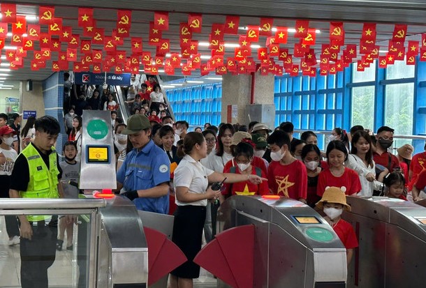 Kỷ niệm 80 năm Quốc khánh, Hà Nội miễn tiền vé xe buýt và đường sắt đô thị từ 30-8 đến hết 2-9 - Ảnh 1.