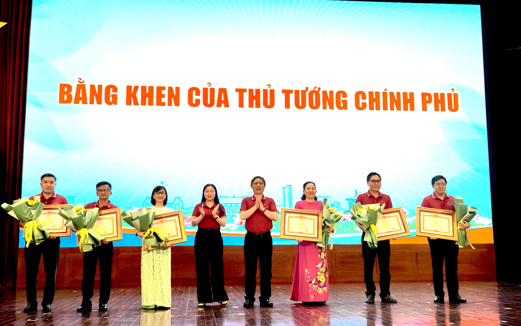 TP HCM tổ chức khen thưởng nhà nước cho cá nhân và tập thể xuất sắc - Ảnh 2. TP HCM tổ chức khen thưởng nhà nước cho cá nhân và tập thể xuất sắc - Ảnh 2.