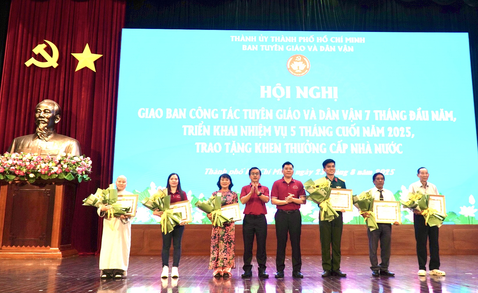 TP HCM tổ chức khen thưởng nhà nước cho cá nhân và tập thể xuất sắc - Ảnh 4. TP HCM tổ chức khen thưởng nhà nước cho cá nhân và tập thể xuất sắc - Ảnh 4.