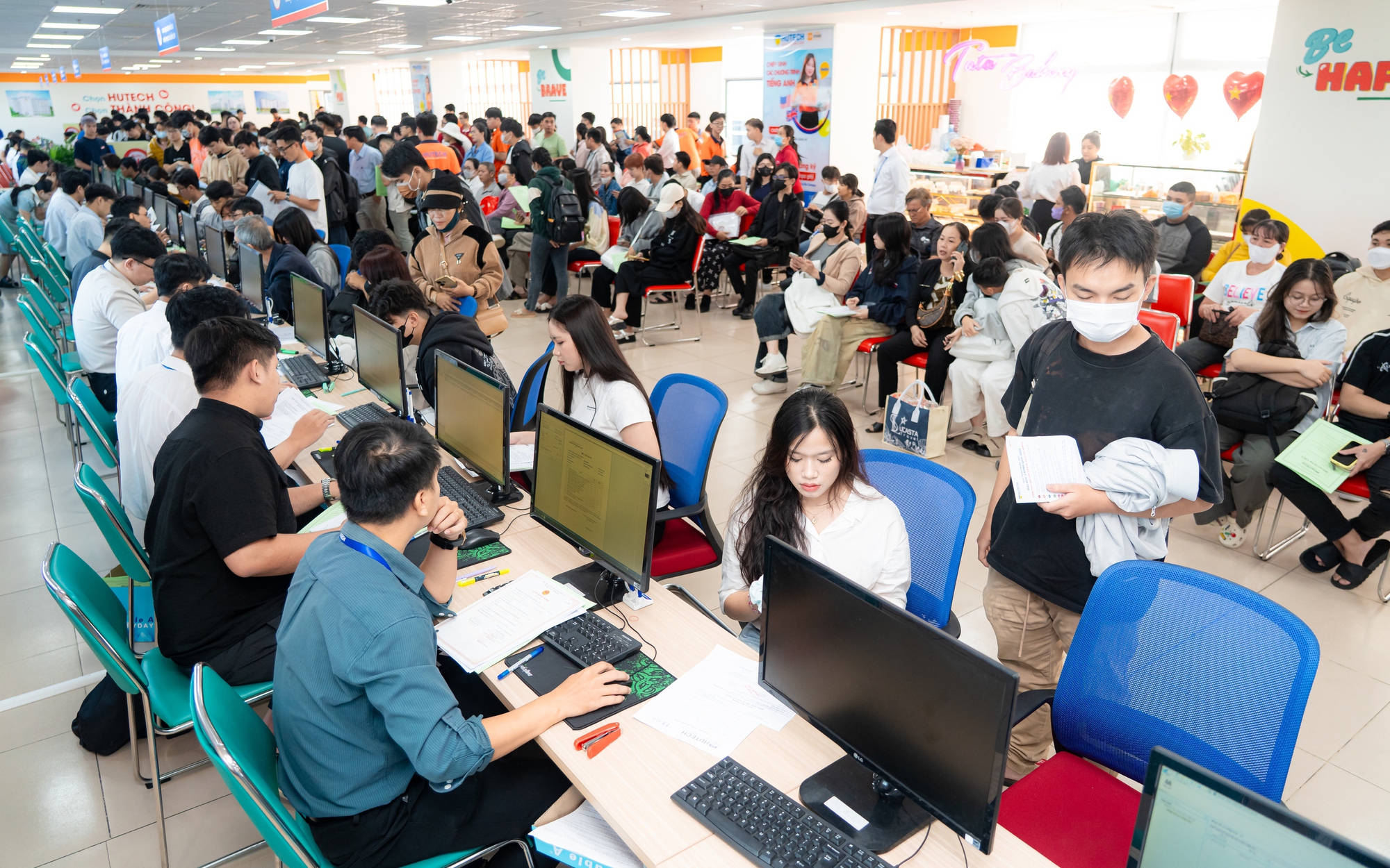 Bất ngờ hình ảnh ngày đầu nhập học tại Trường ĐH Công thương TP HCM - Ảnh 10.