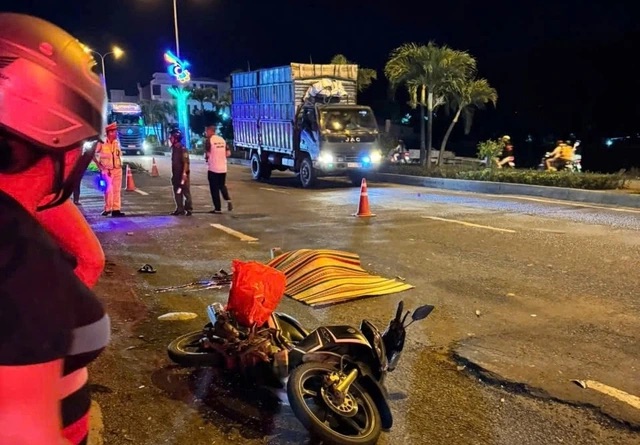 Xe chở công nhân rời khỏi hiện trường sau vụ tai nạn khiến 1 phụ nữ tử vong- Ảnh 1. Xe chở công nhân rời khỏi hiện trường sau vụ tai nạn khiến 1 phụ nữ tử vong- Ảnh 1.