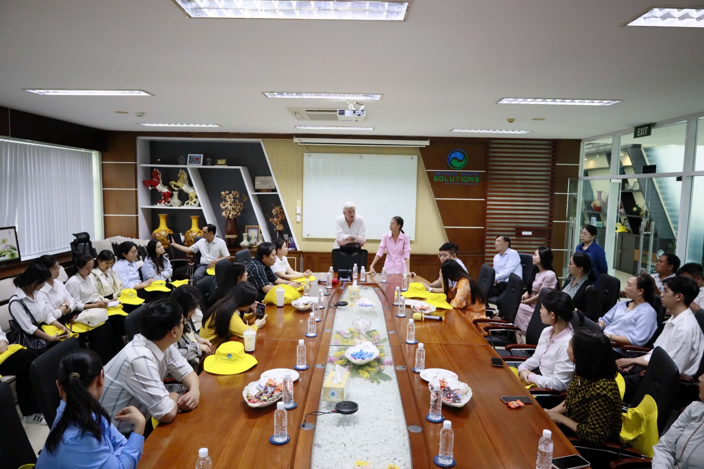 Gần 80 cán bộ quản lý môi trường tham quan Khu xử lý rác Đa Phước- Ảnh 1.