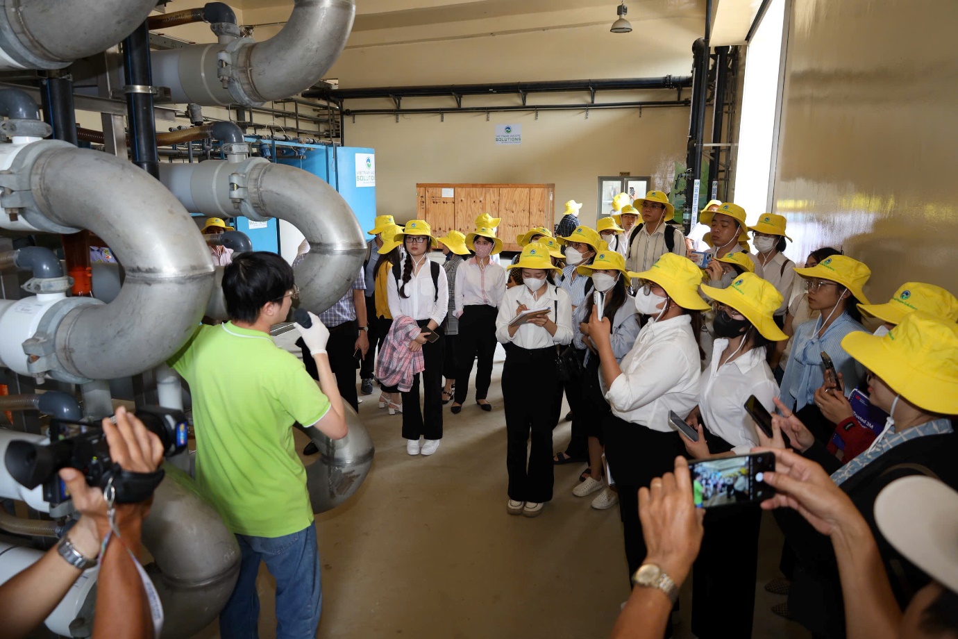 Gần 80 cán bộ quản lý môi trường tham quan Khu xử lý rác Đa Phước- Ảnh 2.