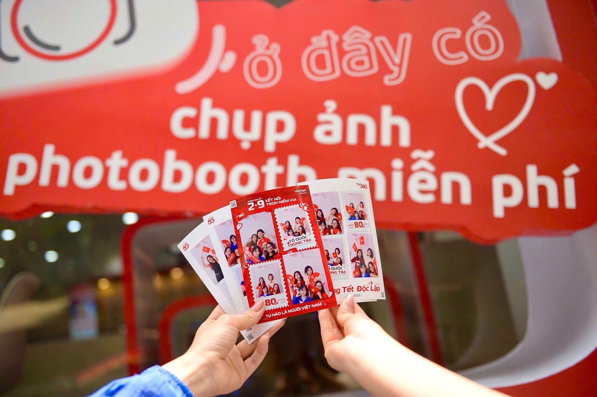Giới trẻ Hà thành check-in Photobooth miễn phí tại cửa hàng Viettel- Ảnh 1. Giới trẻ Hà thành check-in Photobooth miễn phí tại cửa hàng Viettel- Ảnh 1.