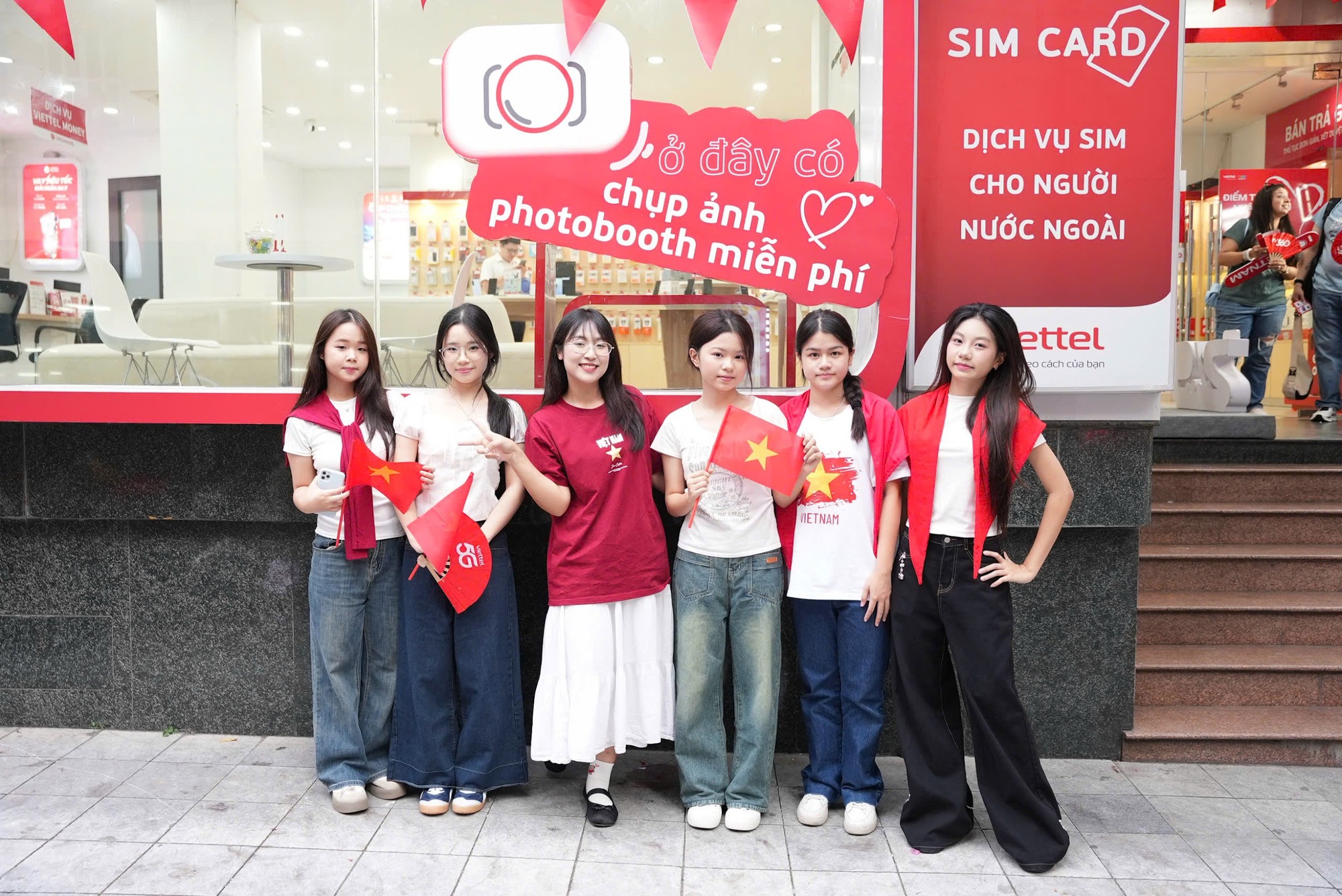 Giới trẻ Hà thành check-in Photobooth miễn phí tại cửa hàng Viettel- Ảnh 2. Giới trẻ Hà thành check-in Photobooth miễn phí tại cửa hàng Viettel- Ảnh 2.