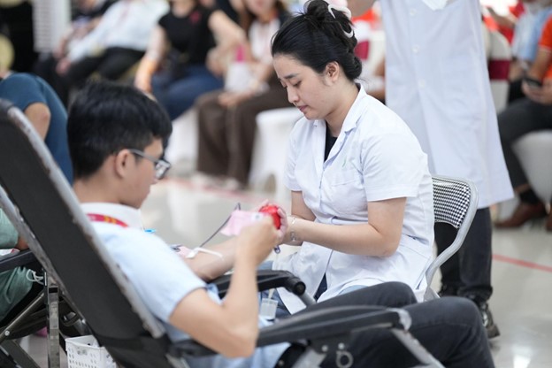 Giọt thương 2025: CBNV ROX Group chung tay hiến máu, lan tỏa giá trị sống đẹp- Ảnh 2. Giọt thương 2025: CBNV ROX Group chung tay hiến máu, lan tỏa giá trị sống đẹp- Ảnh 2.