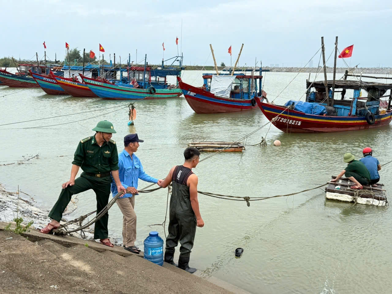 Ứng phó với bão số 5: Hà Tĩnh ban hành lệnh cấm biển- Ảnh 1. Ứng phó với bão số 5: Hà Tĩnh ban hành lệnh cấm biển- Ảnh 1.