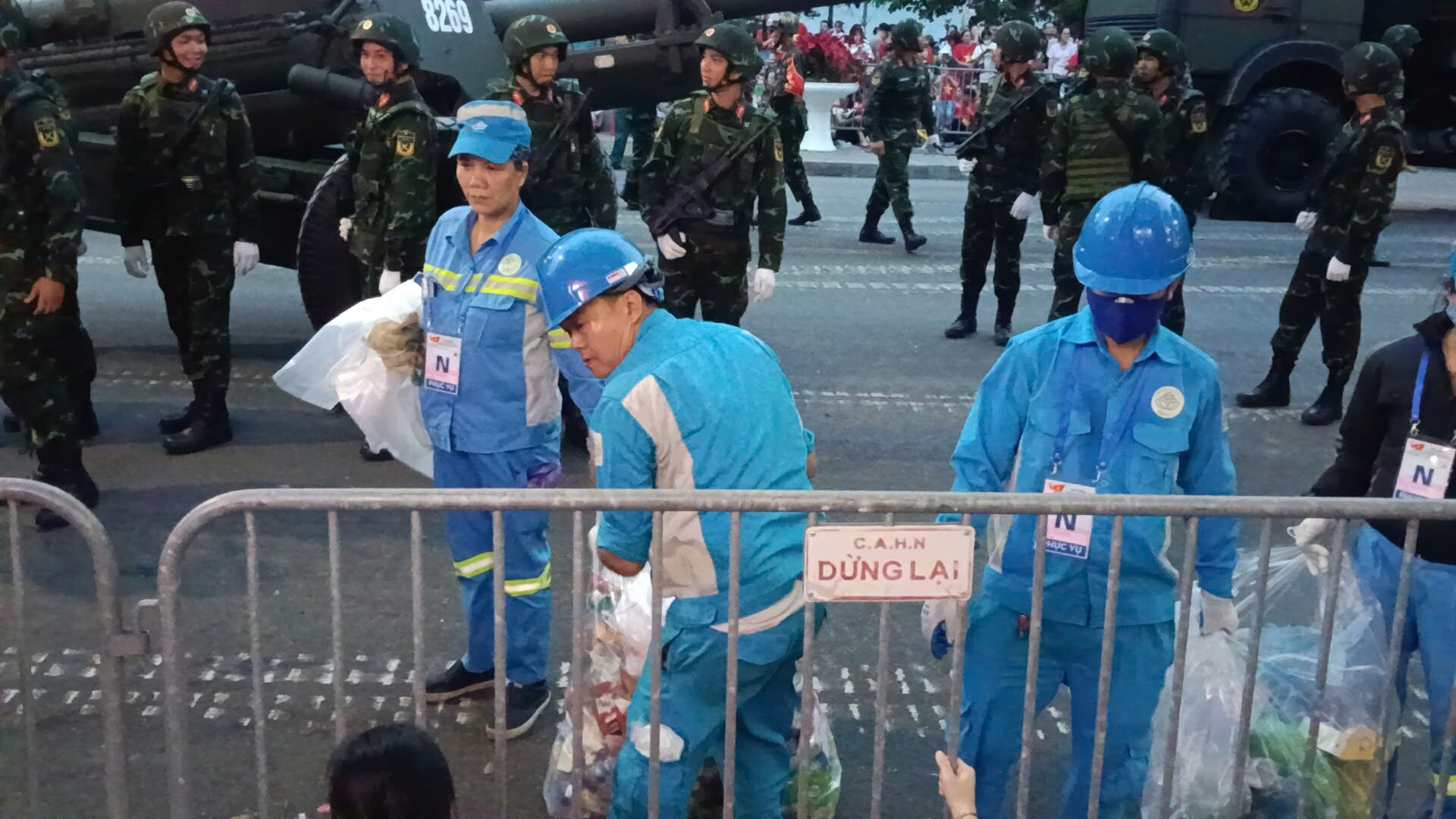 Ra quân gom rác, tình nguyện viên giữ phố sạch dịp Đại lễ - Ảnh 5.