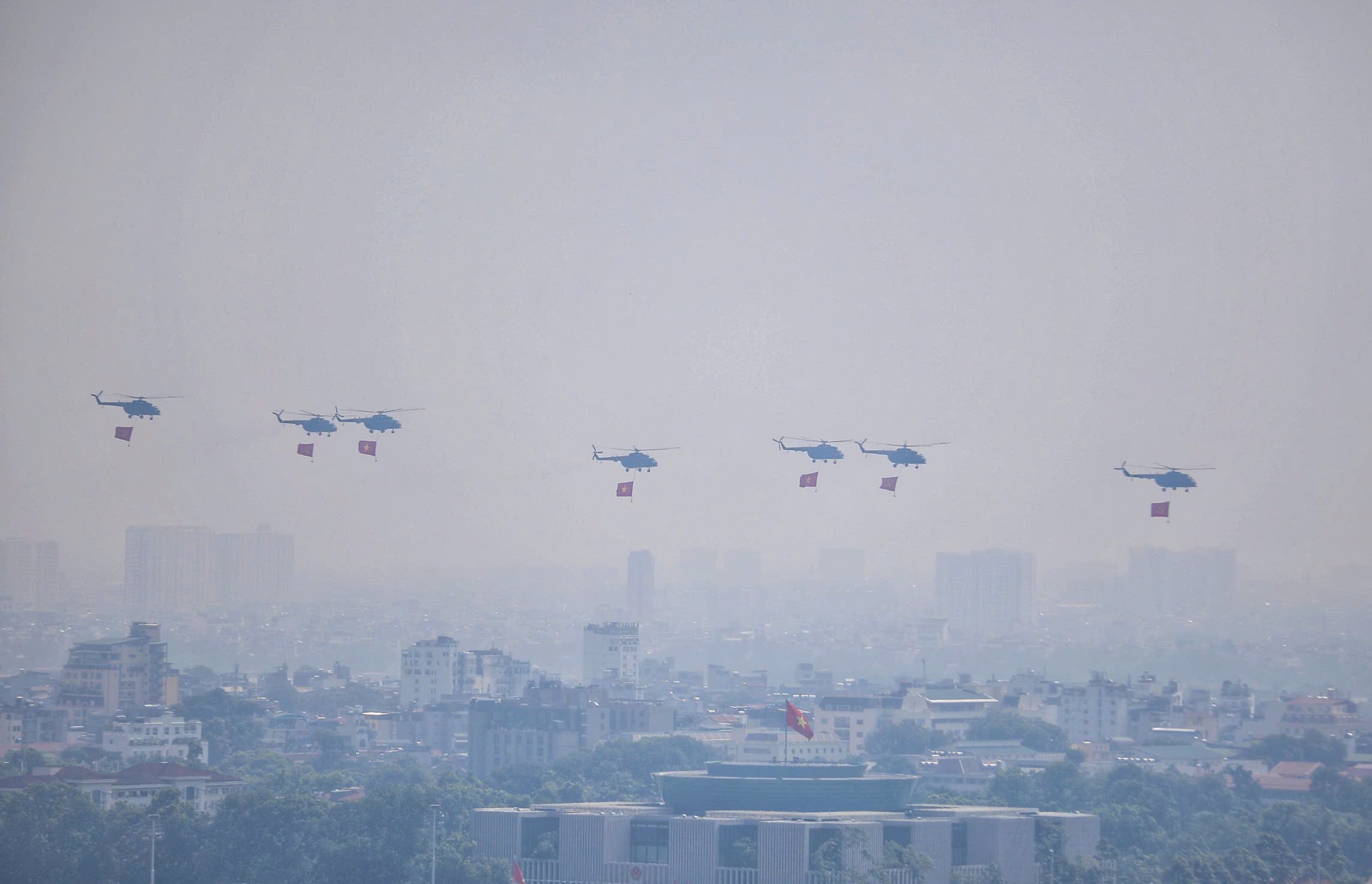 "Hổ mang chúa" Su30-MK2 bay qua Quảng trường Ba Đình- Ảnh 2. "Hổ mang chúa" Su30-MK2 bay qua Quảng trường Ba Đình- Ảnh 2.