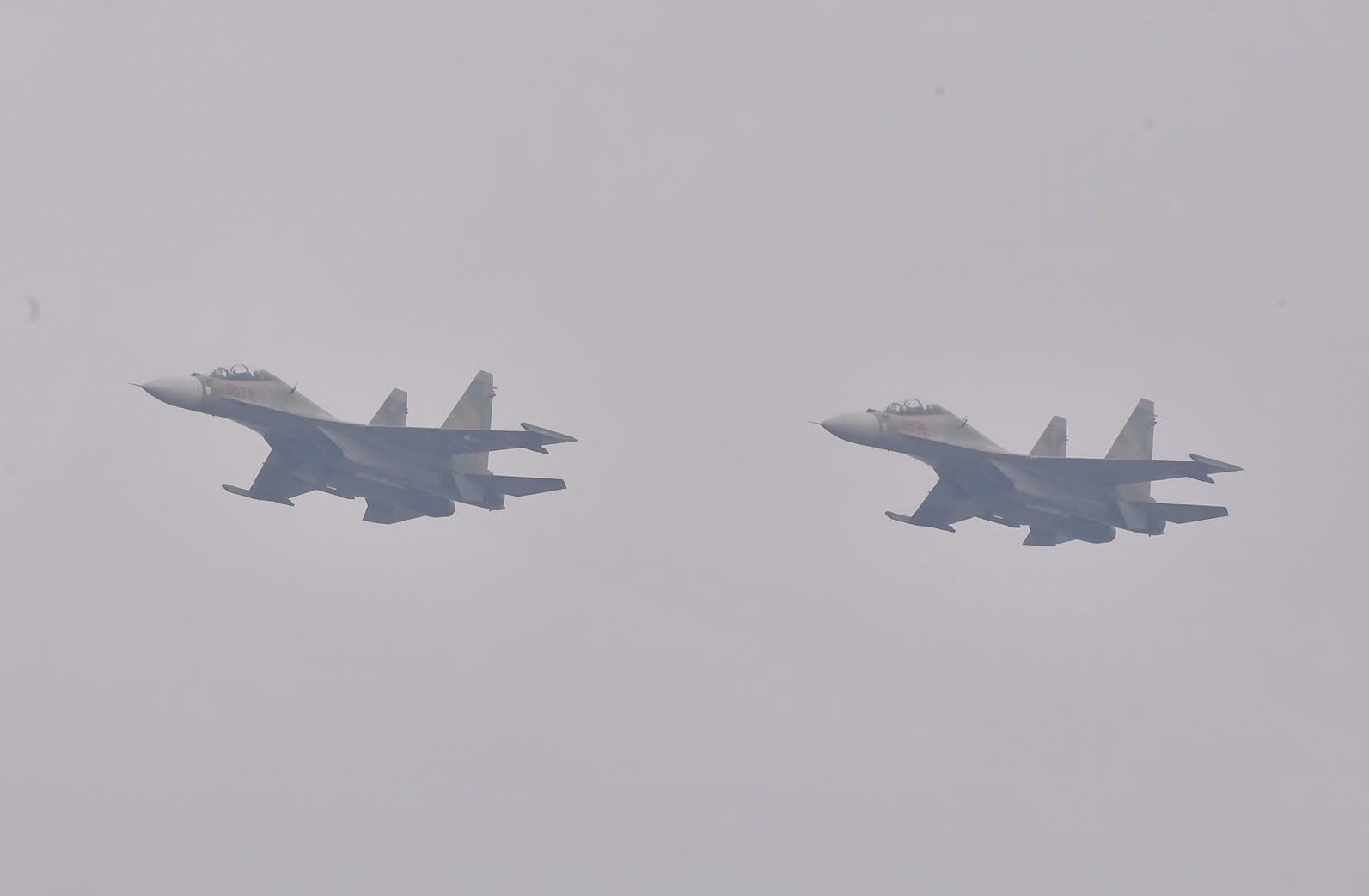 "Hổ mang chúa" Su30-MK2 bay qua Quảng trường Ba Đình- Ảnh 22. "Hổ mang chúa" Su30-MK2 bay qua Quảng trường Ba Đình- Ảnh 22.