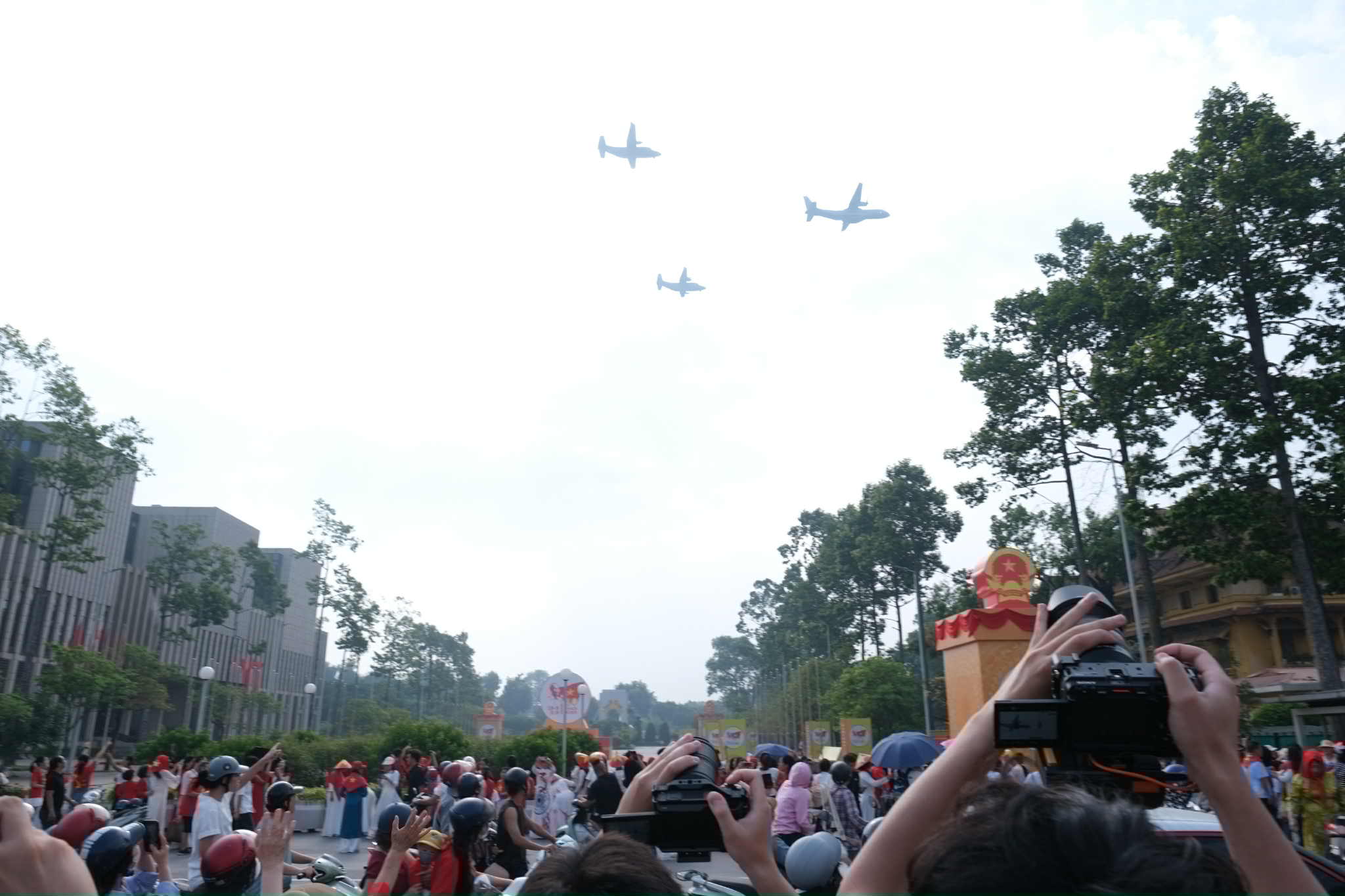 "Hổ mang chúa" Su30-MK2 bay qua Quảng trường Ba Đình- Ảnh 24. "Hổ mang chúa" Su30-MK2 bay qua Quảng trường Ba Đình- Ảnh 24.
