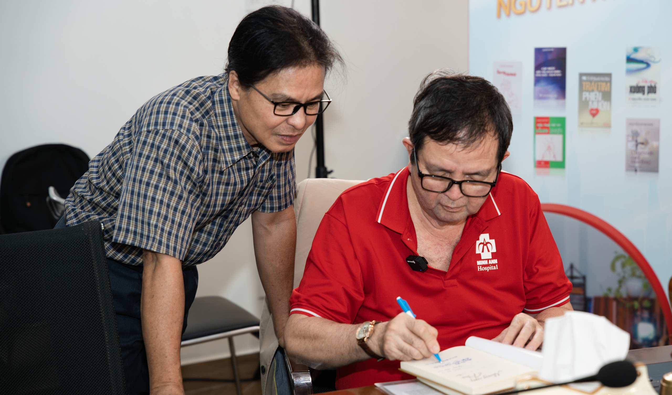 Khi trái tim bác sĩ chạm đến từng con chữ - Ảnh 1.