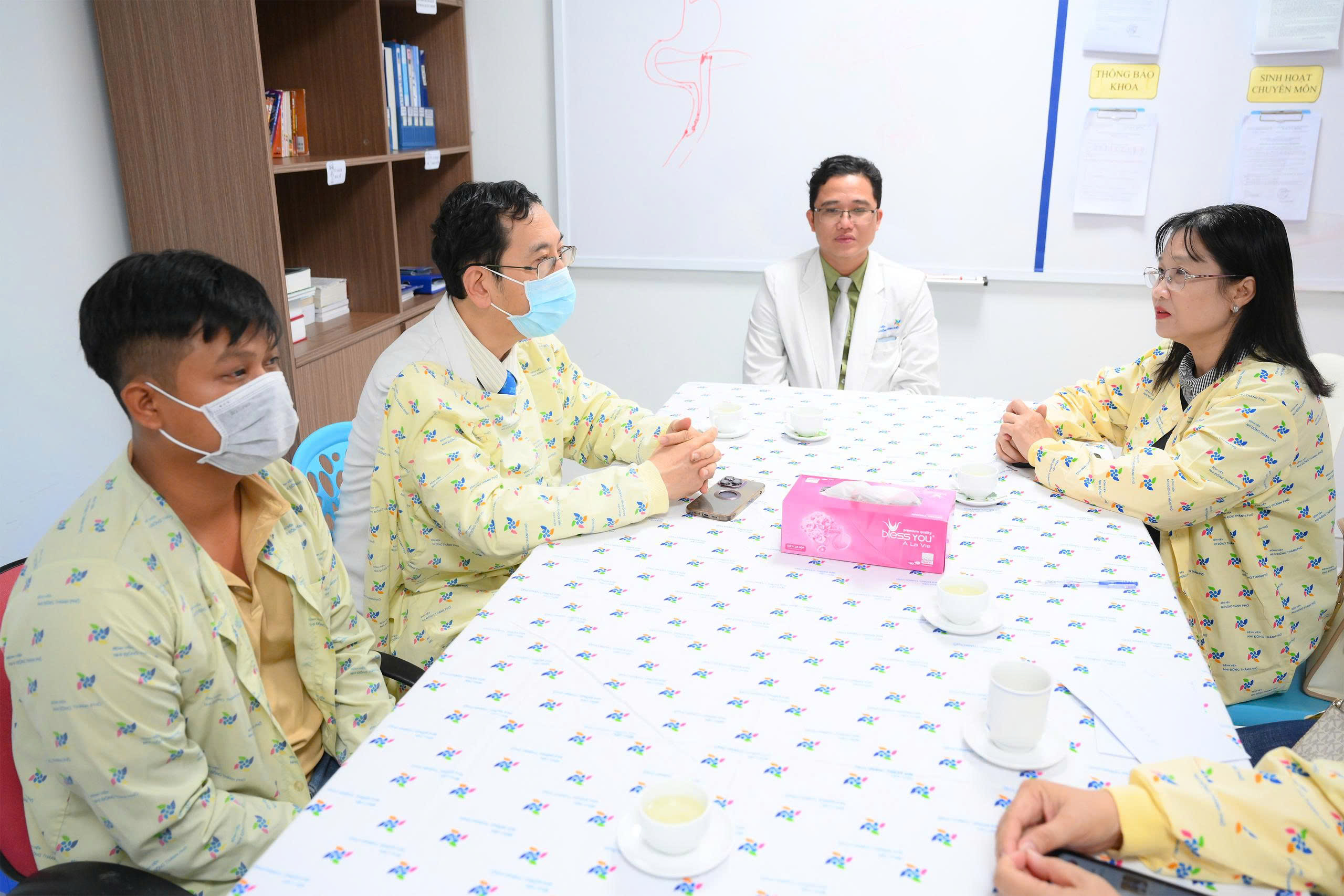 Vụ phóng hỏa đốt phòng trọ tại Tây Ninh: Cứu sống 2 cháu bé bị bỏng nặng - Ảnh 2. Vụ phóng hỏa đốt phòng trọ tại Tây Ninh: Cứu sống 2 cháu bé bị bỏng nặng - Ảnh 2.