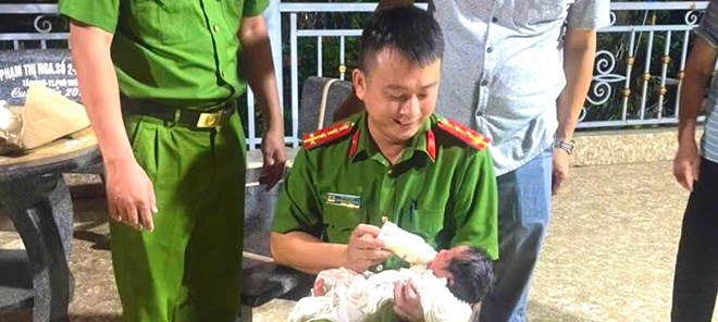 Bé trai sơ sinh để ở cổng chùa với mảnh giấy ghi "Tội lỗi này cả đời mẹ không thể rửa được"- Ảnh 1. Bé trai sơ sinh để ở cổng chùa với mảnh giấy ghi "Tội lỗi này cả đời mẹ không thể rửa được"- Ảnh 1.