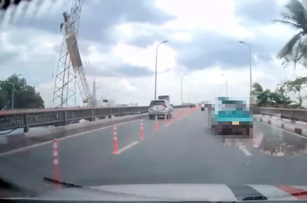 Xác minh video xe taxi công nghệ lạng lách tại cầu Bình Triệu, TP HCM - Ảnh 1. Xác minh video xe taxi công nghệ lạng lách tại cầu Bình Triệu, TP HCM - Ảnh 1.