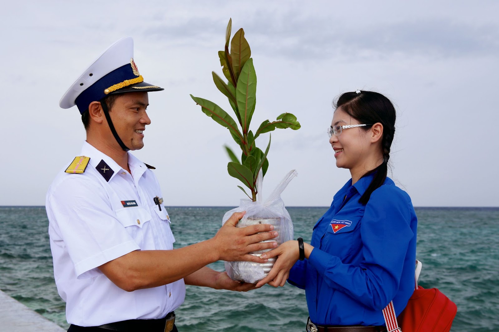 Phát động chiến dịch "Triệu cột mốc xanh" gây quỹ trồng cây phủ xanh đặc khu Trường Sa- Ảnh 2. Phát động chiến dịch "Triệu cột mốc xanh" gây quỹ trồng cây phủ xanh đặc khu Trường Sa- Ảnh 2.