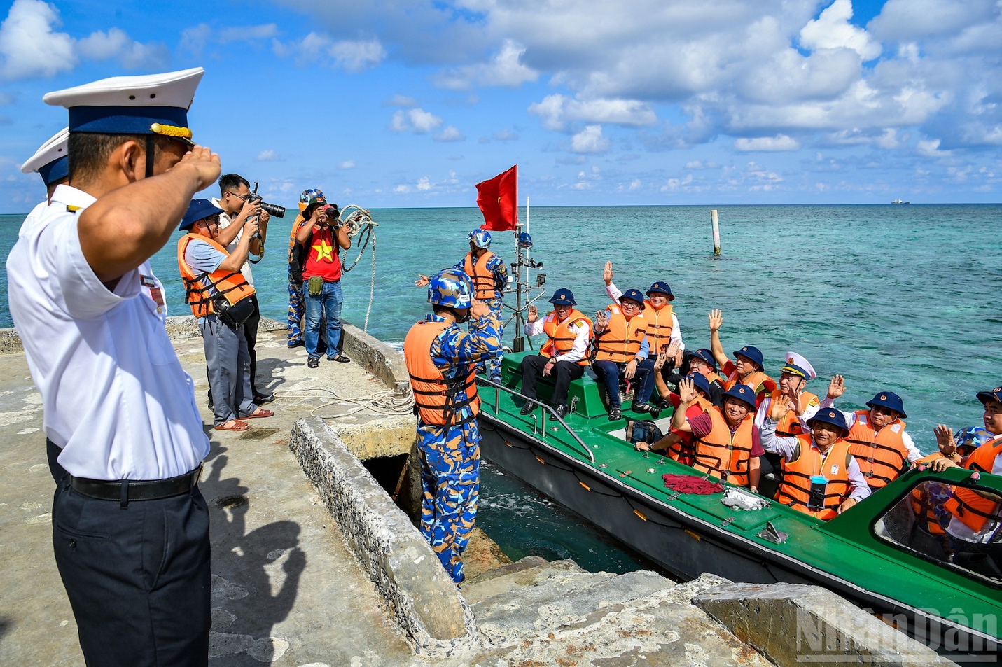 Phát động chiến dịch "Triệu cột mốc xanh" gây quỹ trồng cây phủ xanh đặc khu Trường Sa- Ảnh 4. Phát động chiến dịch "Triệu cột mốc xanh" gây quỹ trồng cây phủ xanh đặc khu Trường Sa- Ảnh 4.