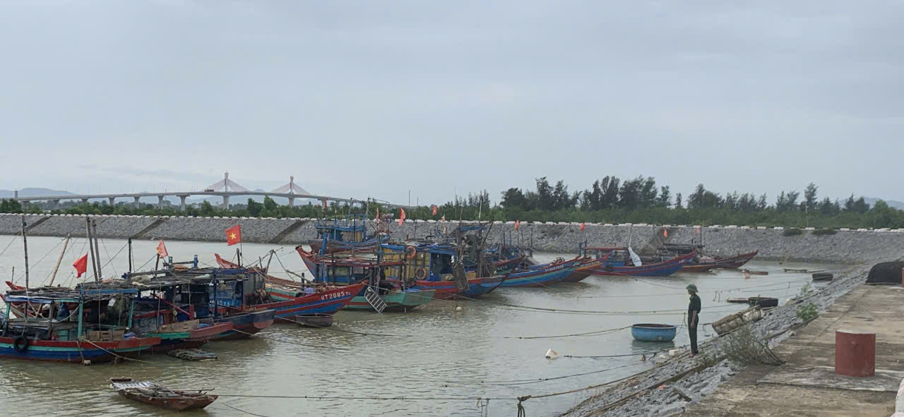 Ứng phó bão số 5: Hà Tĩnh di dời hơn 650 hộ dân đến nơi an toàn- Ảnh 7. Ứng phó bão số 5: Hà Tĩnh di dời hơn 650 hộ dân đến nơi an toàn- Ảnh 7.