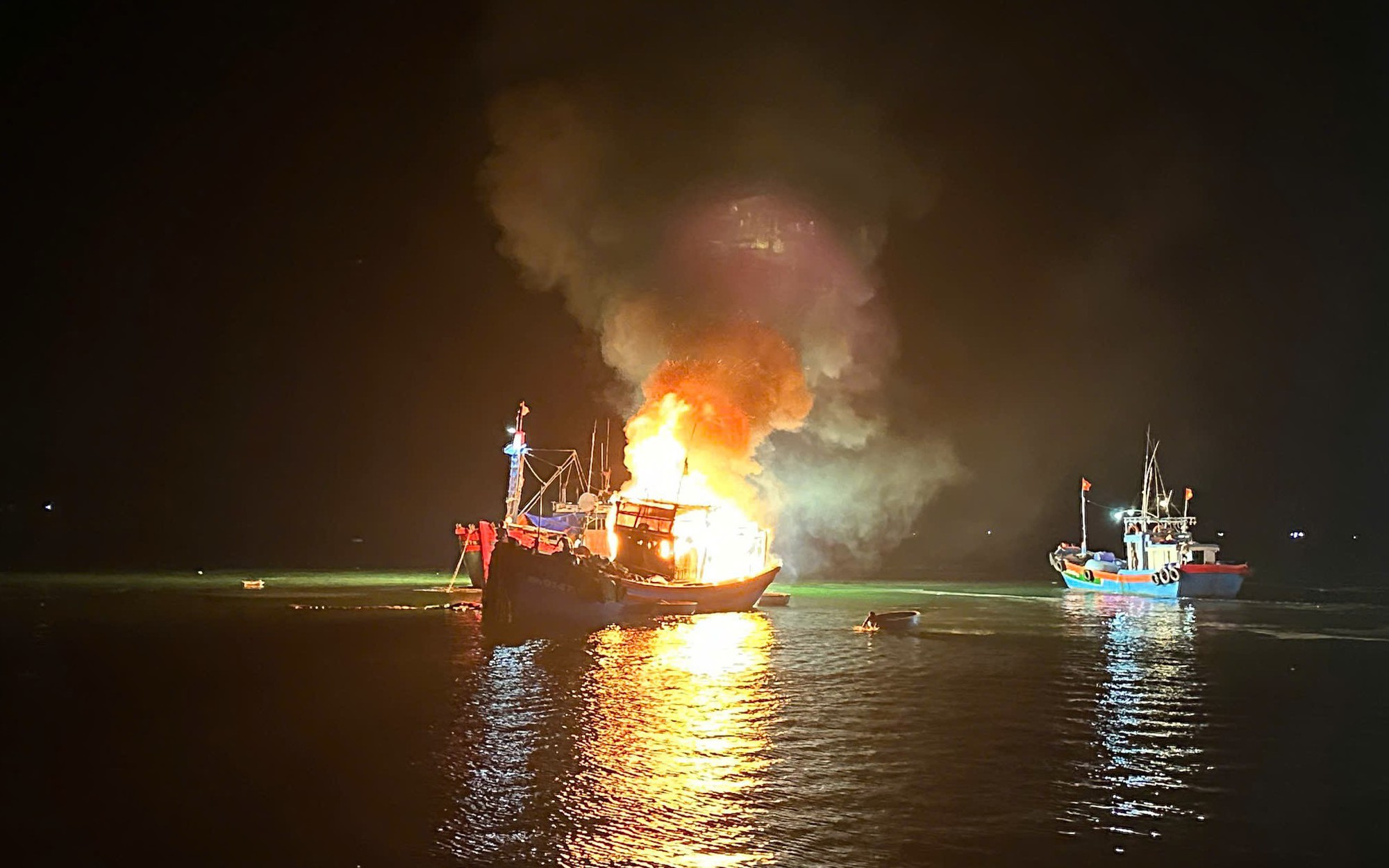 4 t&agrave;u c&aacute; đang neo đậu bất ngờ bốc ch&aacute;y dữ dội - Ảnh 2.