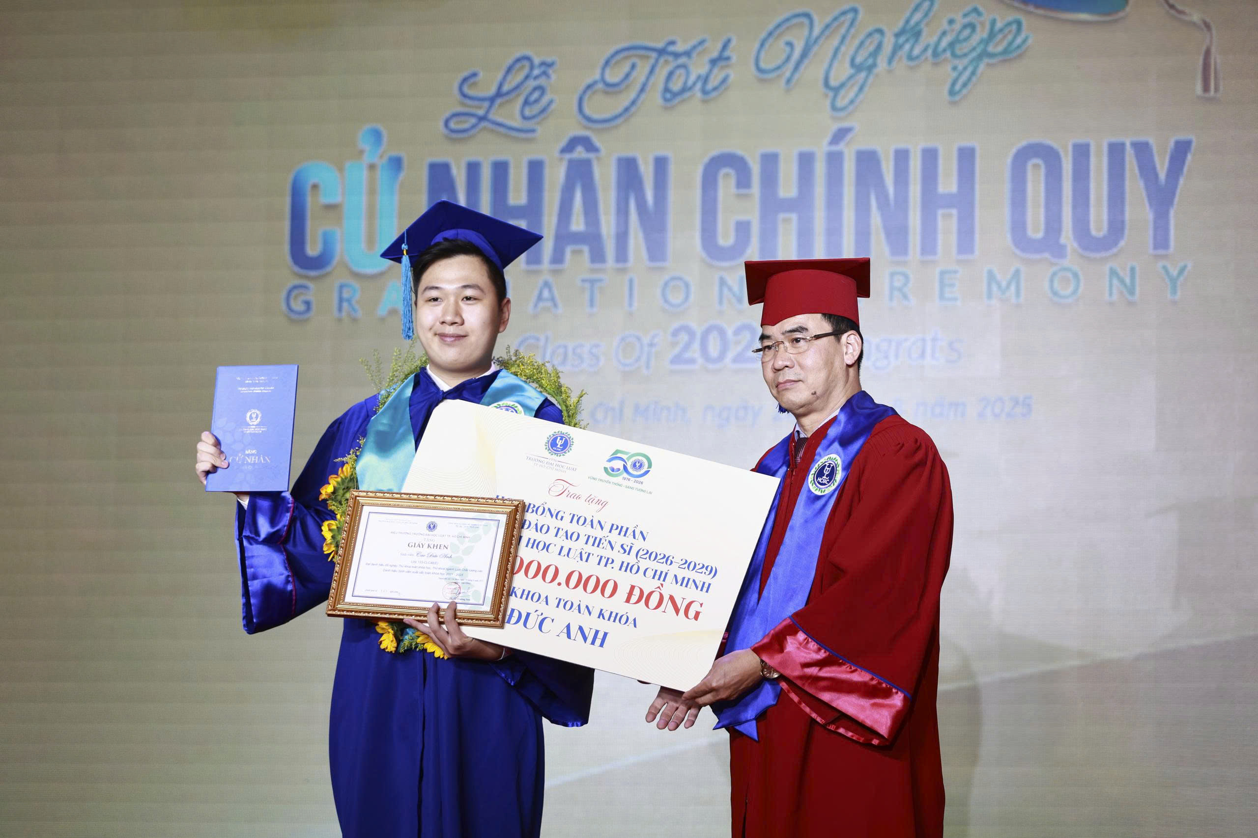 Thủ khoa "ẵm" học bổng hơn 250 triệu đồngkèm lời mời đặc biệt của hiệu trưởng tại lễ tốt nghiệp - Ảnh 2.