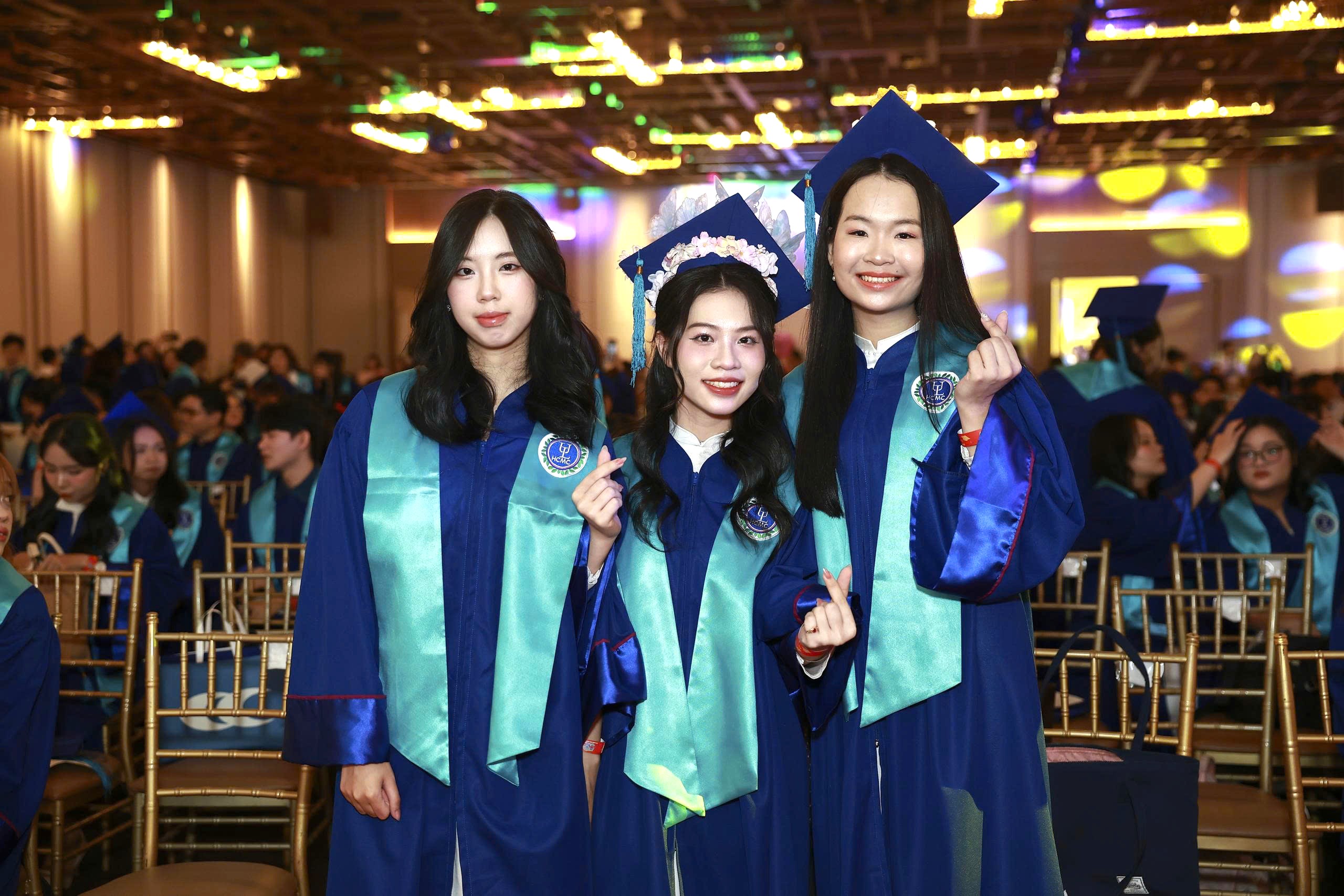Thủ khoa "ẵm" học bổng hơn 250 triệu đồngkèm lời mời đặc biệt của hiệu trưởng tại lễ tốt nghiệp - Ảnh 3.