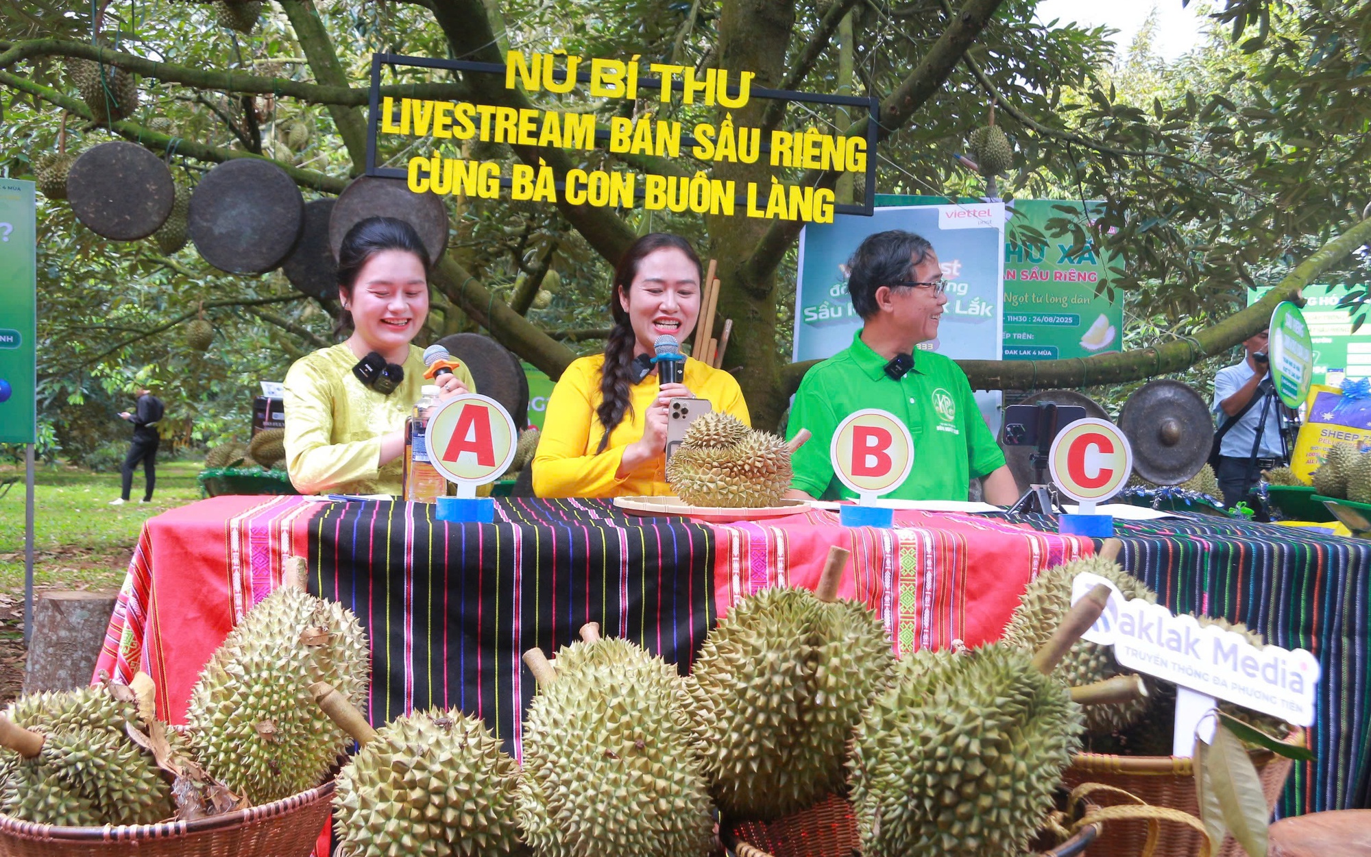 CLIP: Nữ Bí thư xã chia sẻ về việc livestream bán sầu riêng- Ảnh 4.