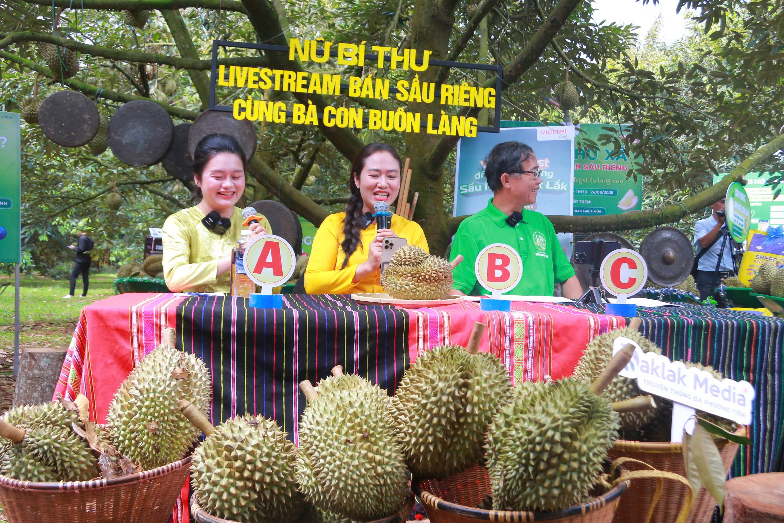 Nữ bí thư xã livestream bán sầu riêng giúp nông dân - Ảnh 1.