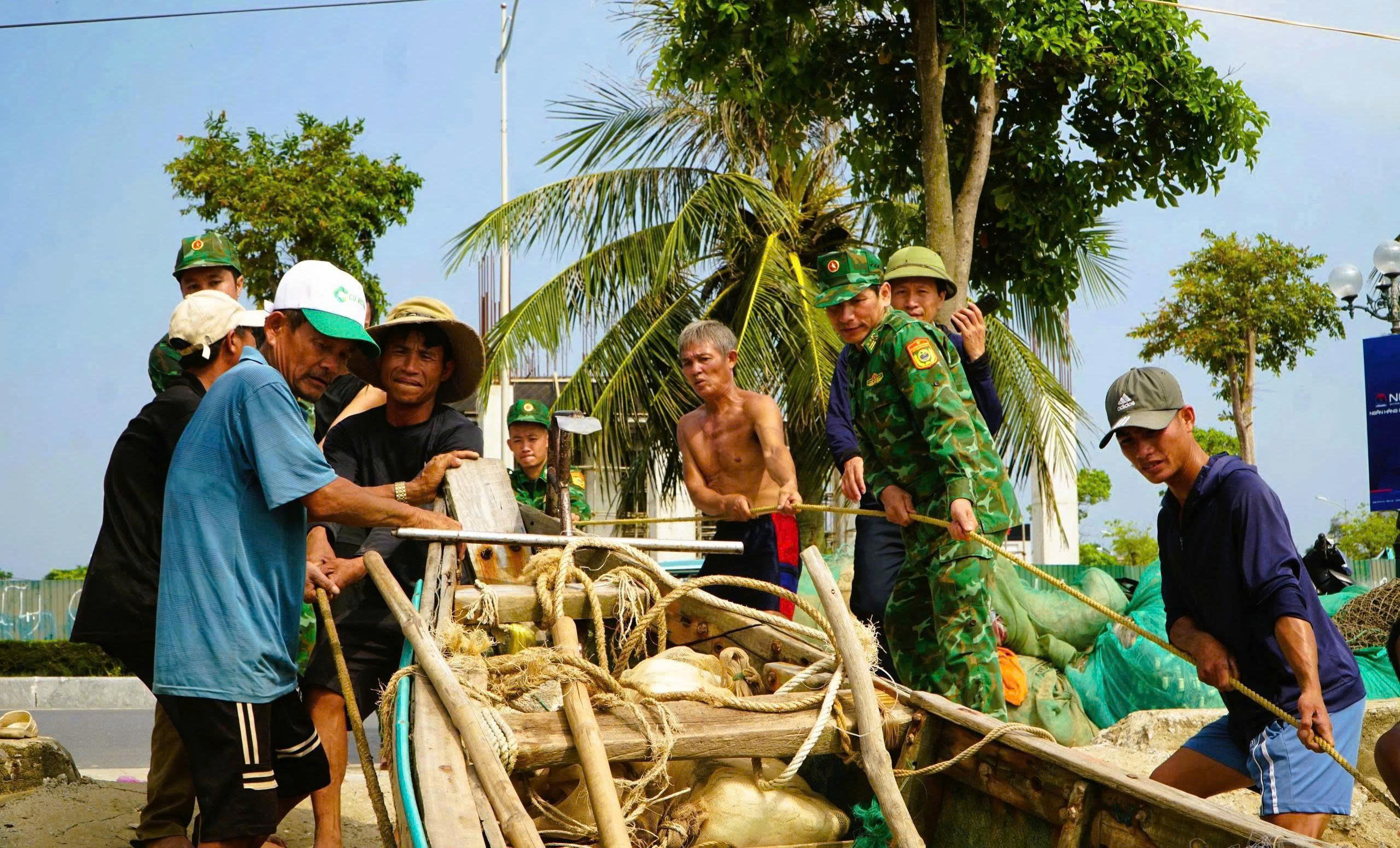Huy động lực lượng ứng phó cơn bão dị thường - Ảnh 1.