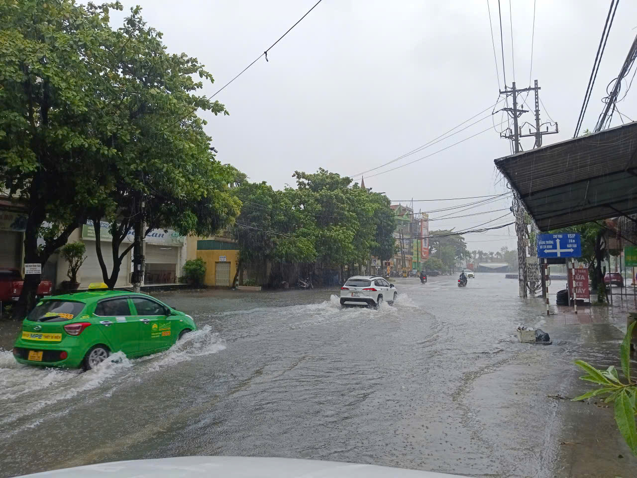 Bão số 5 đang quần thảo trên đất liền khu vực Nghệ An, mưa to, gió rít liên hồi- Ảnh 2.