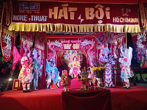 Bệ phóng cho sân khấu Việt