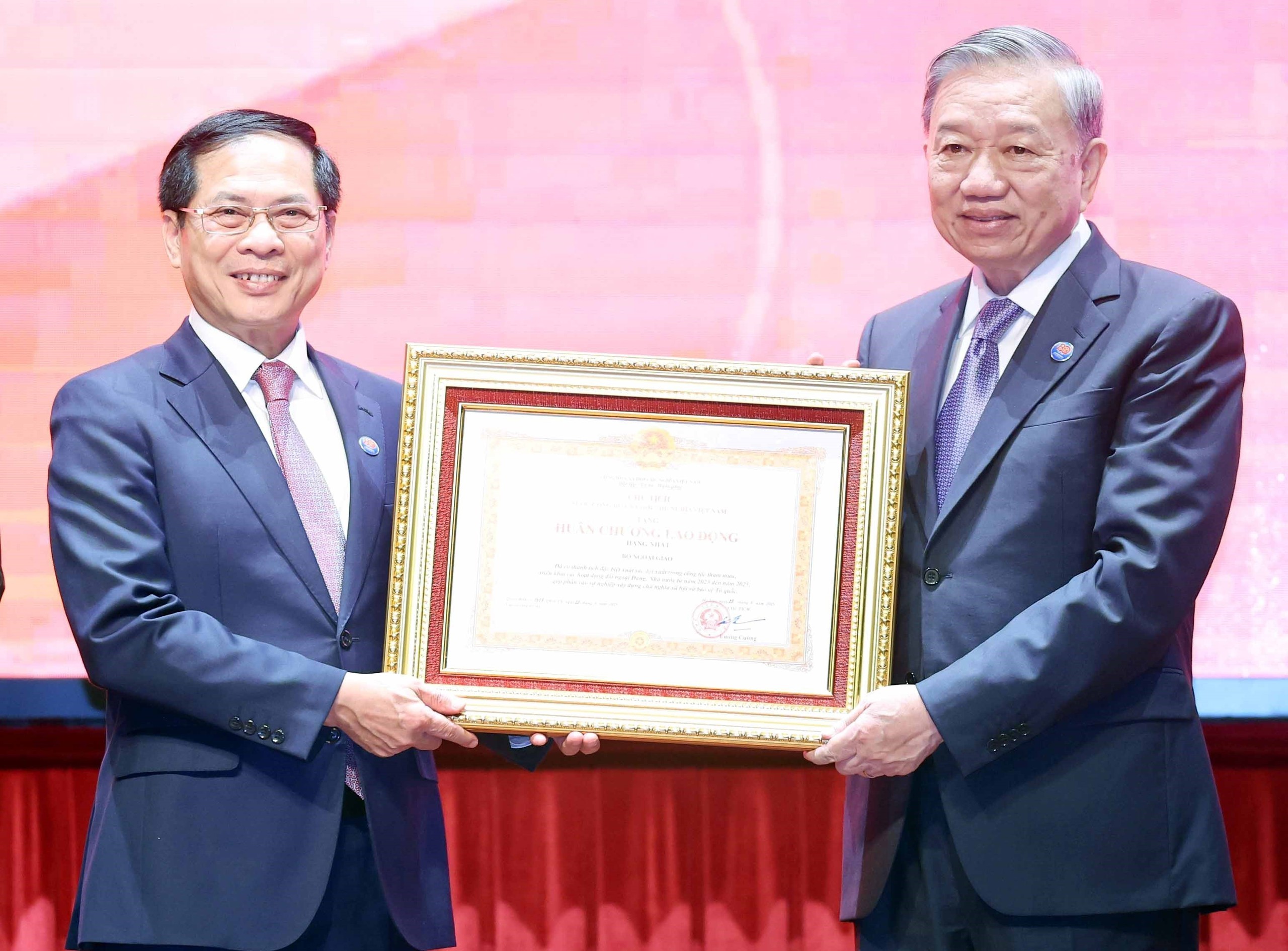 Tổng Bí thư Tô Lâm trao tặng bà Nguyễn Thị Bình danh hiệu “Anh hùng Lao động” - Ảnh 2.