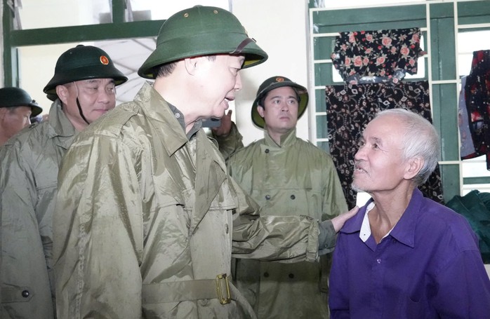 Chống bão số 5: Thủ tướng yêu cầu sơ tán dân khỏi nơi nguy hiểm - Ảnh 1. Chống bão số 5: Thủ tướng yêu cầu sơ tán dân khỏi nơi nguy hiểm - Ảnh 1.