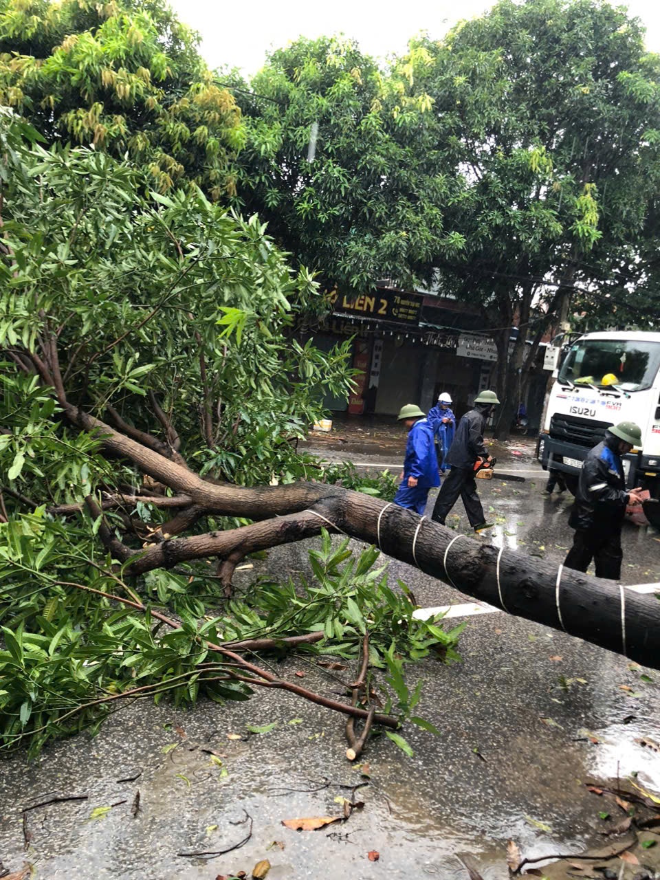 Nhà sập trong bão số 5, vợ và con gái thoát được ra ngoài, chồng bị mắc kẹt- Ảnh 1.