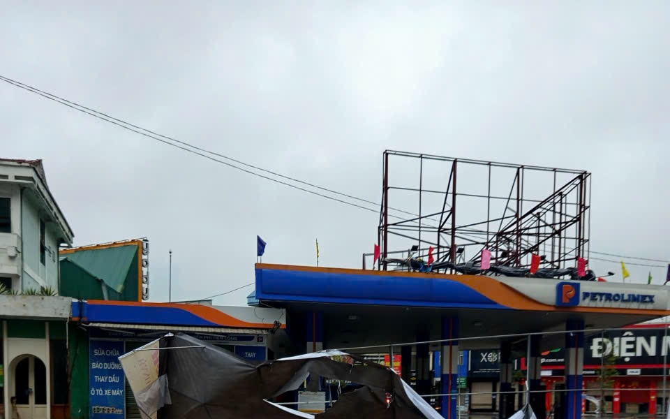 Nhà sập trong bão số 5, vợ và con gái thoát được ra ngoài, chồng bị mắc kẹt- Ảnh 2.